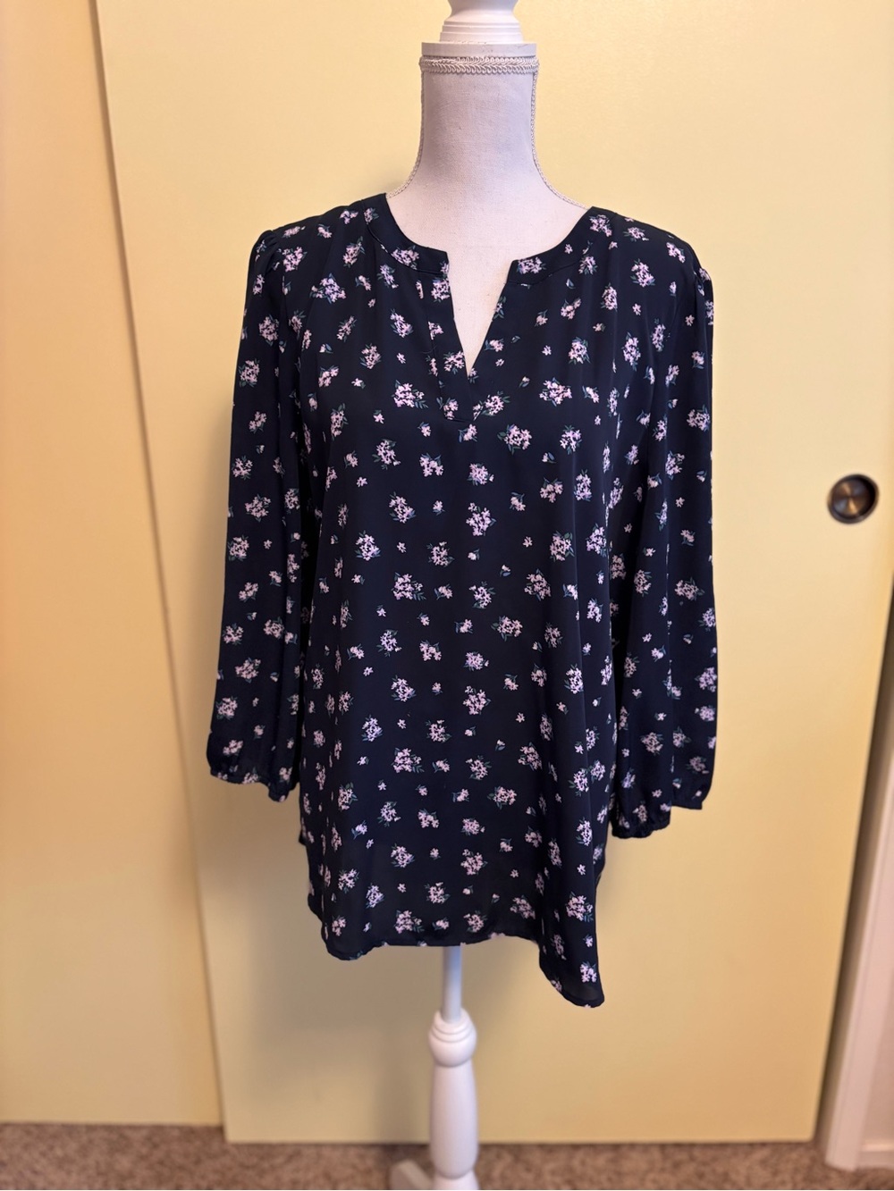 Market & Spruce Navy Black Floral Split V-Neck Blouse